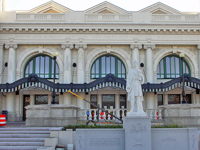 Christoforo Colombo in front of Union Station